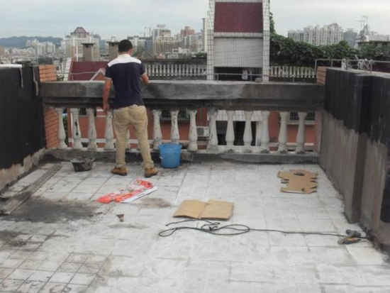 原來(lái)頂樓房子防水要用這材料 難怪隔壁從不漏水